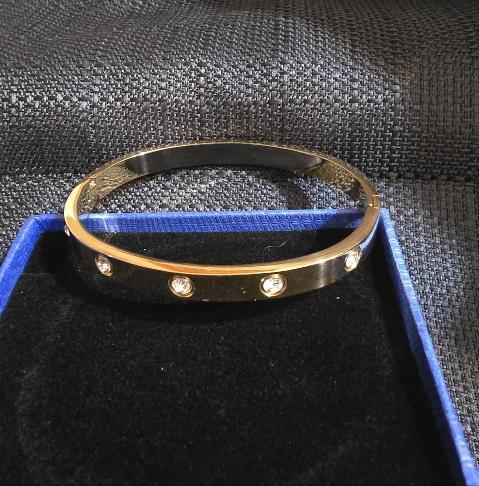 Elegant Gold Bangle Bracelet